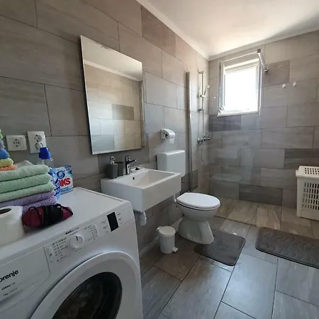 Modern Spacious Brand New In !! Apartment *
